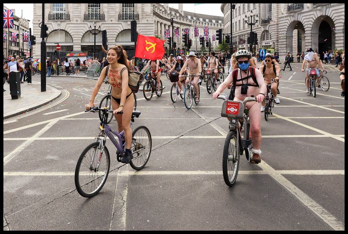 La Naked Bike Ride est une protestation contre la dépendance mondiale au pétrole, la réduction de la culture automobile et l'obtention de droits pour les cyclistes.
