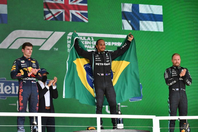 Het podium bij de Grand Prix van Brazilië: Lewis Hamilton (m), Max Verstappen (l) en Valtteri Bottas.