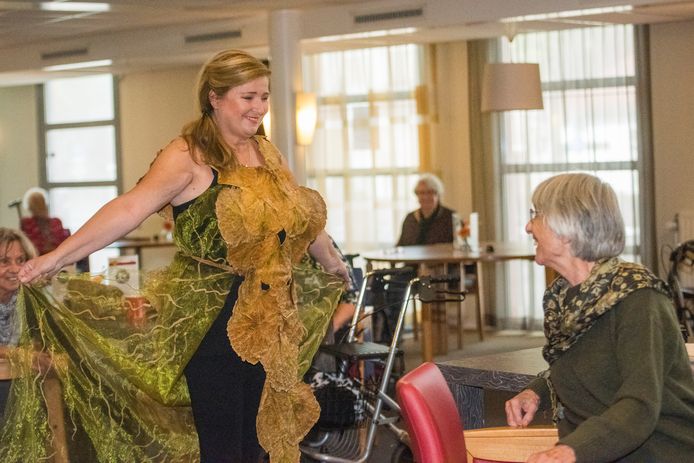 De wonderlijke creaties van Agnes van Dijk worden zeer op prijs gesteld door de bewoners van verzorgingshuis De Wilgenhof.