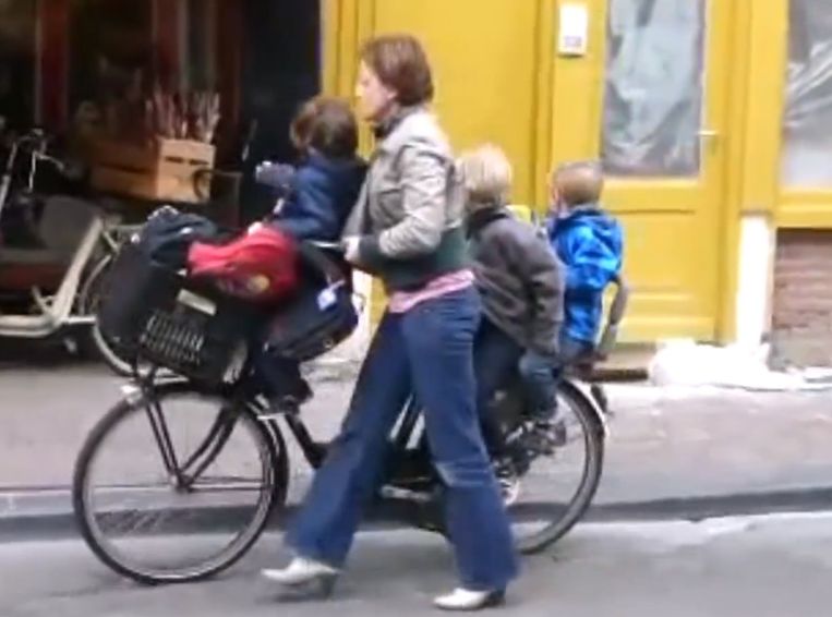 Een filmpje van een Amsterdamse moeder met drie kinderen op één fiets ging de afgelopen uren viral. Beeld Facebook