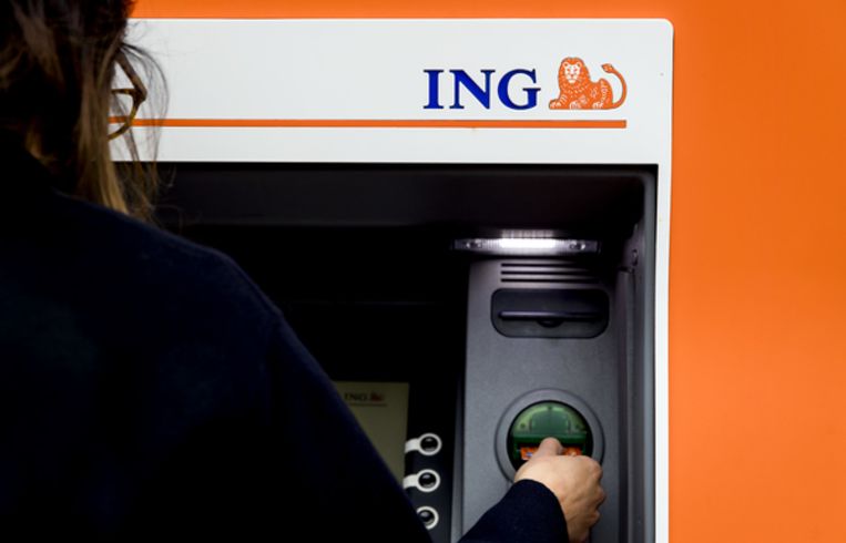 Een klant gebruikt een pinautomaat van de ING bank. Beeld ANP