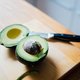 De ‘avocadohand’, of waarom u maar beter geen mes gebruikt bij het ontpitten van een avocado