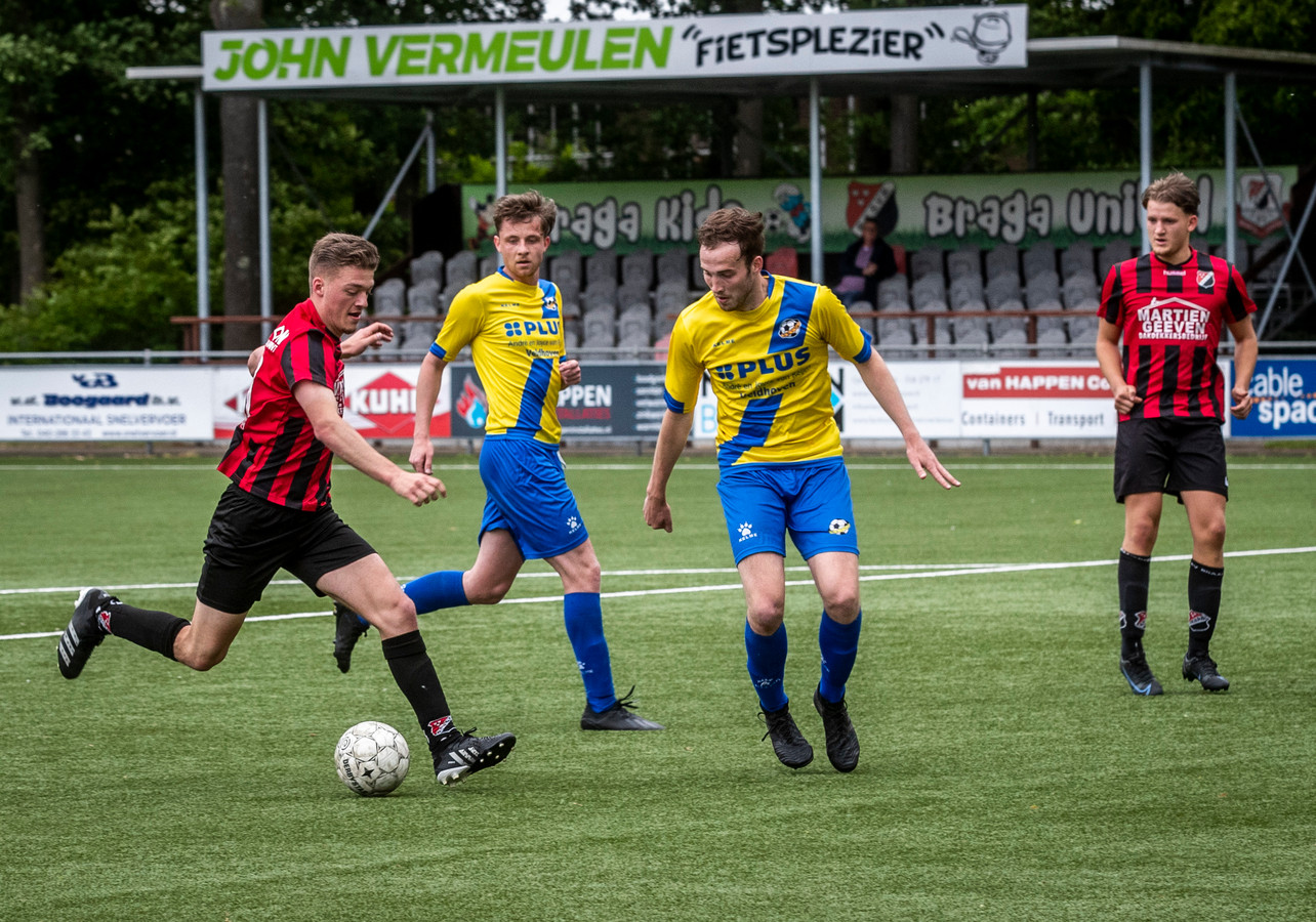 Bob van de Ven aan de bal voor Braakhuizen in de thuiswedstrijd tegen RKVVO.