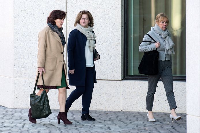 Leny Poppe arriveert bij de rechtbank Breda om tekst en uitleg te geven over de ontmanteling van Fort Oranje.