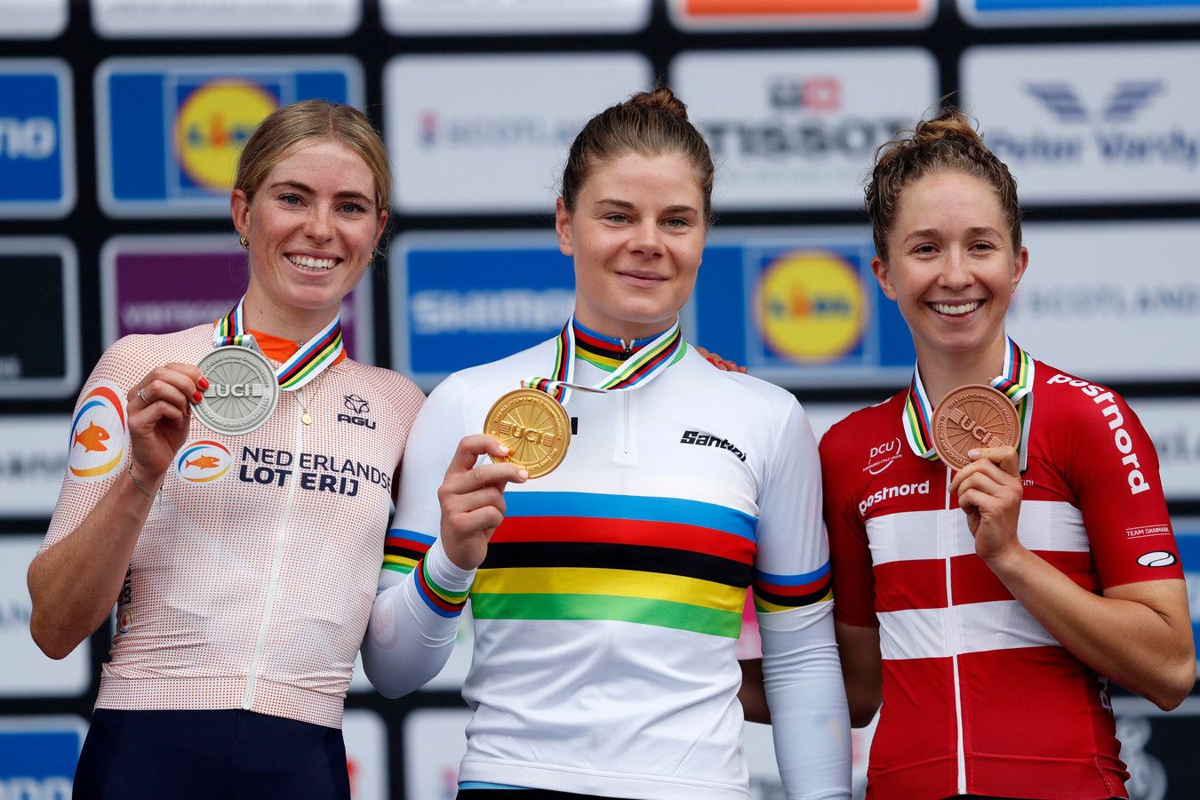 Demi Vollering moet achter Lotte Kopecky genoegen nemen met zilver na ...