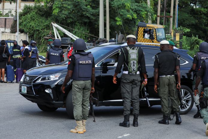 Zwaarbewapende Nigeriaanse politieagenten.
