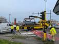 De beschadigde wagens worden weggetakeld.
