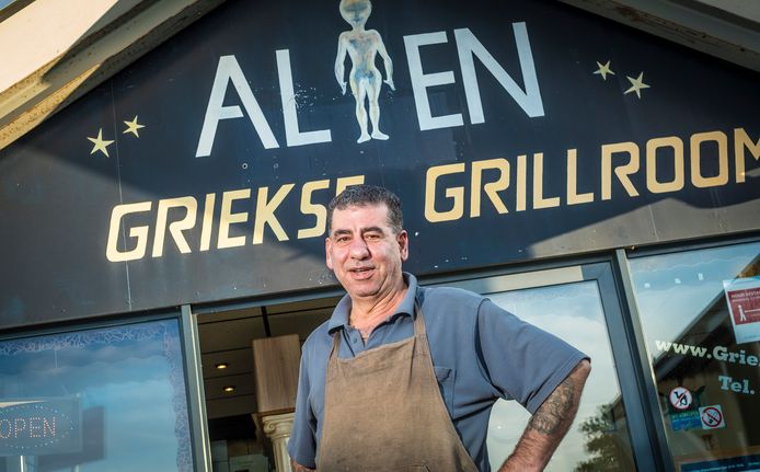 De Griekse Grillroom Alien werd in 2020 'overvallen' door een enorme politiemacht, na een anonieme tip dat er wapens zouden liggen.