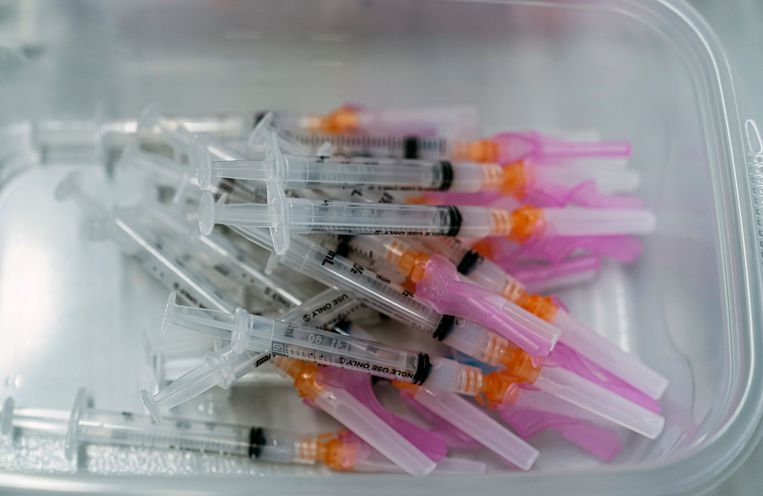 Spuitjes met het Moderna-vaccin.  Beeld AP