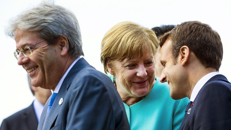 De Italiaanse premier Paolo Gentiloni, de Duitse bondskanselier Angela Merkel en de Franse president Emmanuel Macron tijdens de G7-top op 27 mei 2017. Beeld EPA