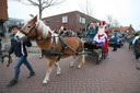 Sinterklaas laat zich zaterdagmiddag met paard en wagen door Oud-Vossemeer rijden.