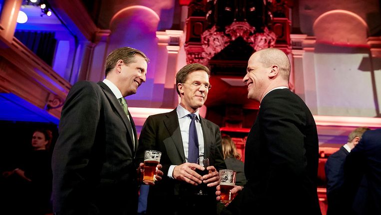 Partijleiders (VLNR) Alexander Pechtold (D66), Mark Rutte (VVD) en Diederik Samsom (PvdA) heffen het glas na afloop van het RTL-verkiezingsdebat in 2015. Beeld anp