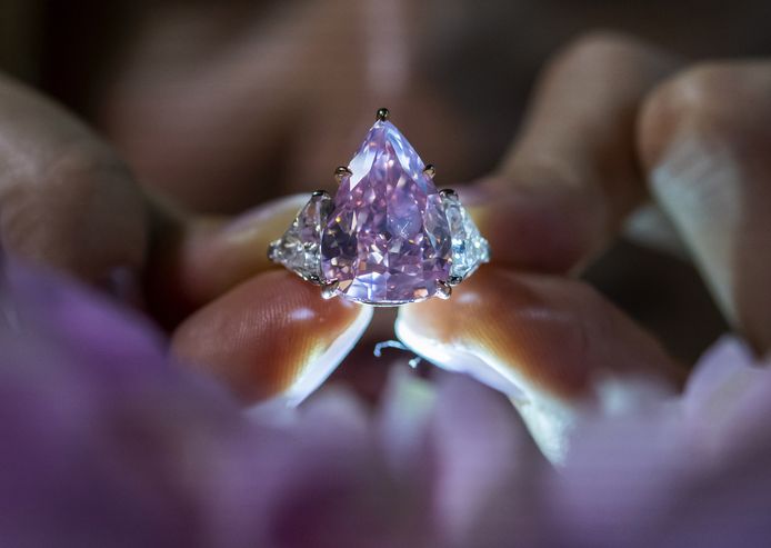 Reusachtige roze diamant Fortune Pink geveild voor 28,6 miljoen euro ...