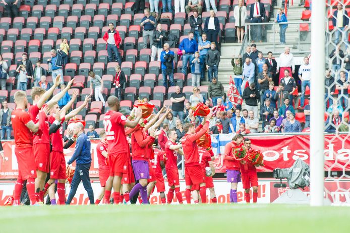 De spelers van FC Twente bedanken de fans na de 5-3 nederlaag tegen FC Groningen.