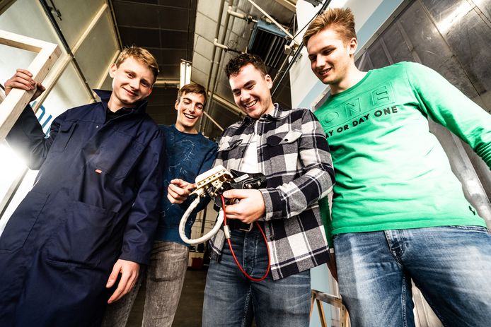 Thomas Randwijk, Kasper van der Zee, Bjorn Janssen en Stef Toonen (vlnr) laten in het Mobility Innovation Center van de HAN een zogenoemde sleepschoen zien voor de trolley 2.0.