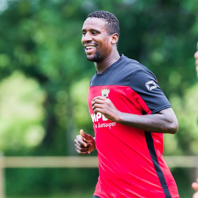 Douglas traint voor het eerst mee bij Go Ahead Eagles. „Ik heb dit zo gemist.”