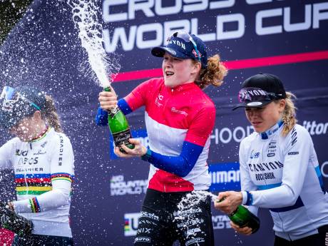 Puck Pieterse bewijst ook op de mountainbike wereldtop te zijn: ‘Dit is een unieke prestatie’