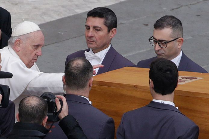 Paus Franciscus bij de kist.