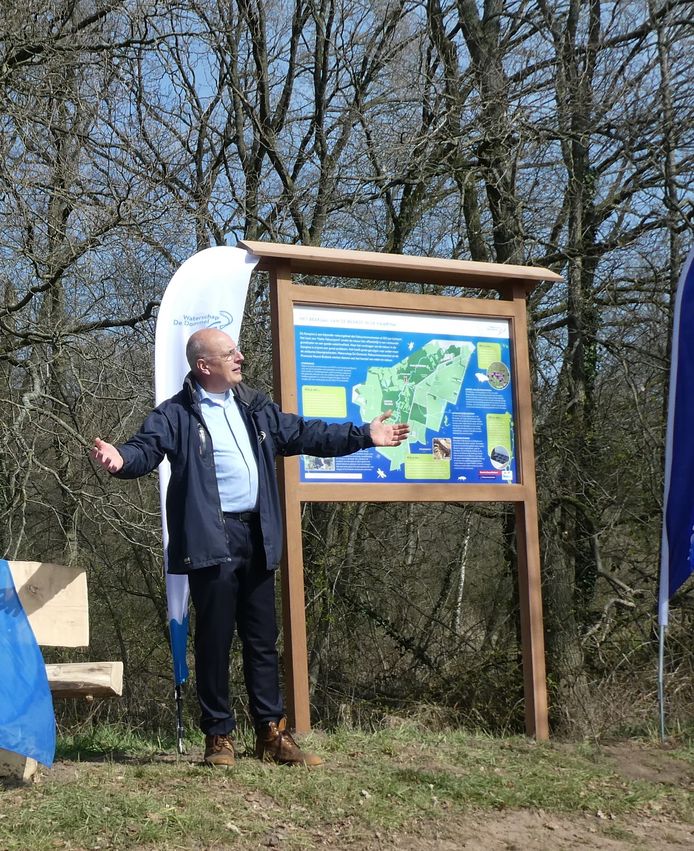 Vincent Lokin van Waterschap de Dommel onthult het informatiepaneel over de Logtse Velden en Smalbroeken in de Kampina.