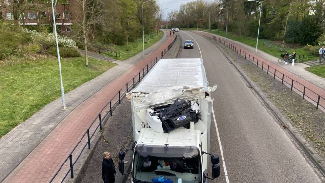 Vrachtwagen rijdt zich muurvast in Nijkerks viaduct (maar komt met oude truc weer los)