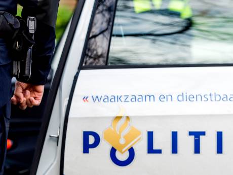 Vrouw vlucht voor man met hamer en rijdt tegen boom
