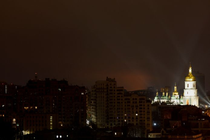 In meerdere Oekraïense steden, waaronder hoofdstad Kiev (foto) en tweede grootste stad Charkov, zijn explosies gehoord nadat de Russische president Poetin in een toespraak een militaire operatie aankondigde in de Oekraïense Donbas-regio.