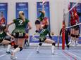 Jet Kok van VC Zwolle Topvolleybal gaat het Friese blok bestoken, Susan Schut, Charlot Vellener (9) en Nynke Hofstede (17) letten op de verdediging.