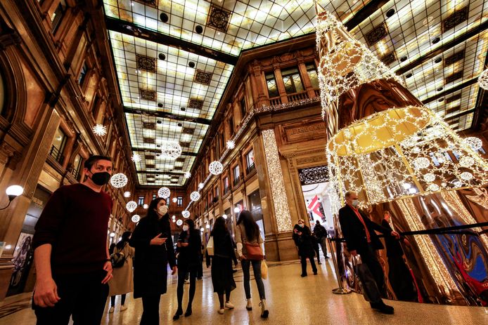 Mensen wandelen door de in Galleria Alberto Sordi, in Rome. De Italiaanse regering heeft de volledige vaccinatiepas opnieuw verplicht gemaakt in onder meer hotels, restaurants, markten en op het openbaar vervoer.