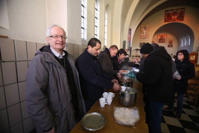 Pastoor Fernand Maréchal in de kerk waar transmigranten terecht kunnen voor hulp en eten (Archiefbeeld).