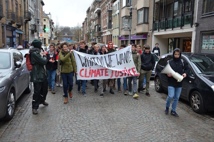 De leerlingen van het Sint-Lodewijkscollege namen het initiatief voor de Lokerse klimaatstoet.