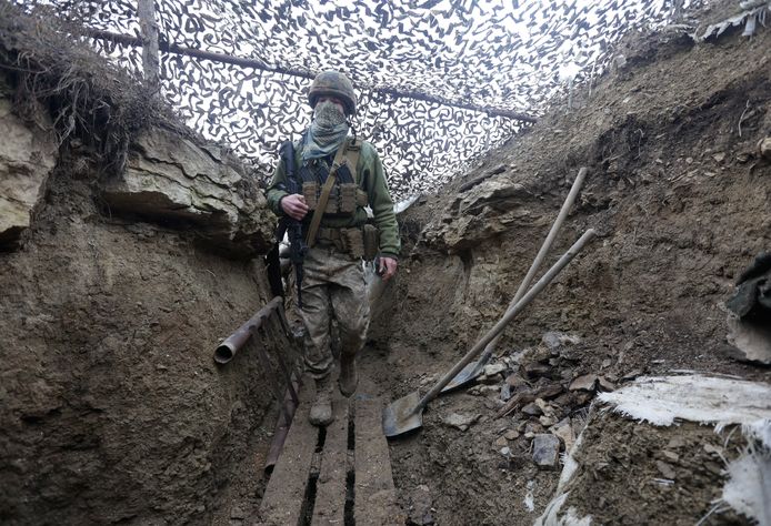 Een Oekraïense soldaat wandelt door een loopgraaf in de Donetsk-regio, waar pro-Russische rebellen zich ophouden. (03/12/2021)