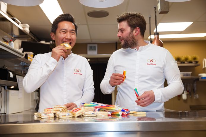 De souschefs Mike Tsang en Levi Bunt van sterrenrestaurant O&O in Sint Willebrord hebben zich ‘helemaal misselijk gegeten’ aan Ligakoeken.