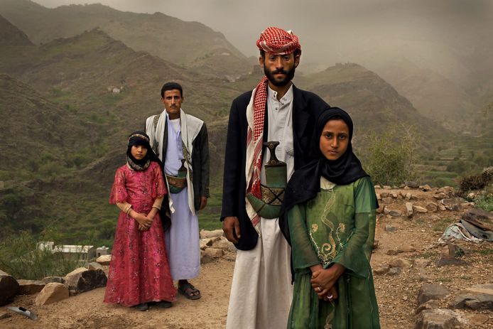 Portret van een kindbruid en haar man uit Jemen. In Jemen is er geen minimumleeftijd om te mogen trouwen. Bijna de helft van de vrouwen in het land trouwt op jonge leeftijd.