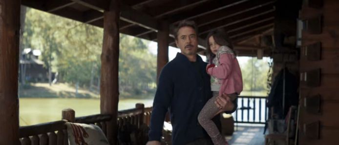 Robert Downey Jr. als Tony Stark in zijn chalet.
