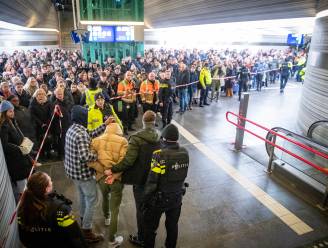 Grote commotie op station Zwolle: politieteam arresteert man met vuurwapen in trein