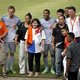 Hysterische Indonesische fans op de foto met Oranje