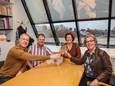 De oprichting van de stichting Mooi Leven Huis Bevelanden is een feit. Daar horen bubbels bij. Van links naar rechts: voorzitter Edwin van Strien, secretaris Erling Blonk, penningmeester Rian van Eenennaam en oprichter Lizette Koppelaar.