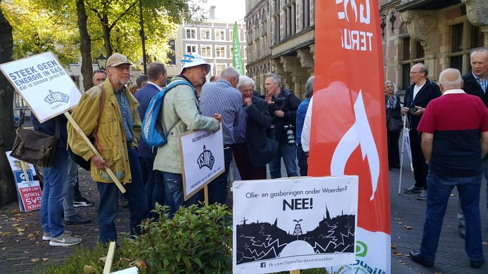 Leden van de stichting Laat Woerden Niet Zakken protesteerden eerder in Den Haag tegen gaswinning door Vermilion