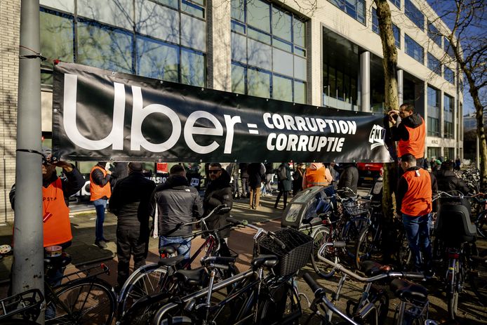 Uber-chauffeurs bij het hoofdkantoor tijdens een protestactie. In verschillende landen voeren chauffeurs actie tegen de in hun ogen oneerlijke behandeling door het taxibedrijf.