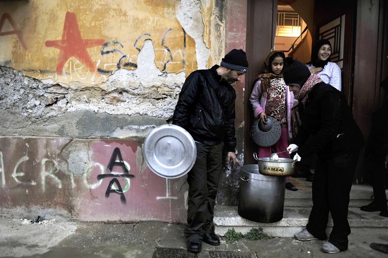 Een immigrantenfamilie in Athene. Beeld AFP