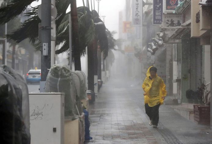 Zware wind en regen op het Japanse eiland Okinawa.