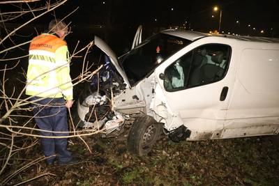 Man schiet met bestelwagen van de A50 bij Ewijk en komt 100 meter verder tot stilstand