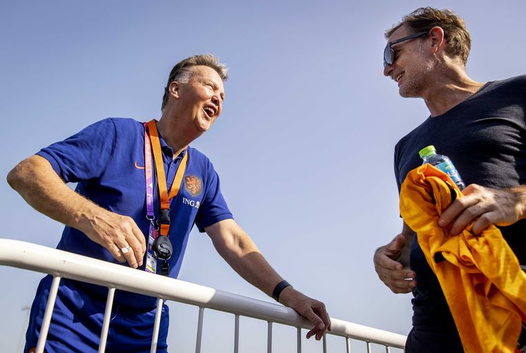 Bondscoach Louis van Gaal ontmoet bij de training van Oranje daags na de wedstrijd tegen de Verenigde Staten Ronald de Boer, ambassadeur van het WK in Qatar.  Beeld ANP