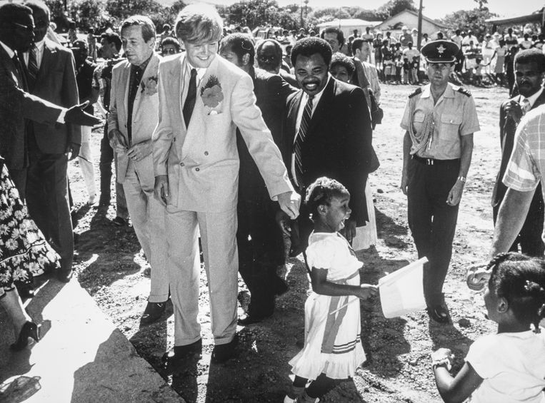 Prins Willem-Alexander  op Sint Eustatius. Hij heeft er duidelijk plezier in, en het kleine meisje ook. Links van hem prins Claus, 13 februari 1987.  Beeld ANP /  Nationaal Fotopersbureau