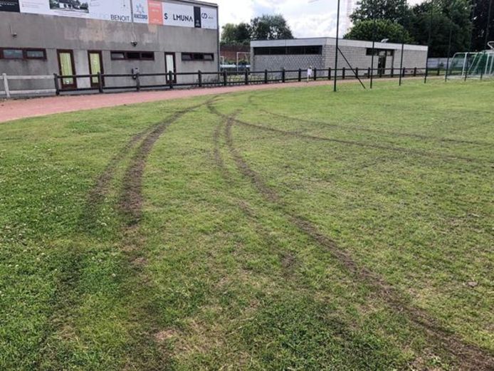 Op een voetbalterrein van Deerlijk Sport waren vandalen aan de slag.