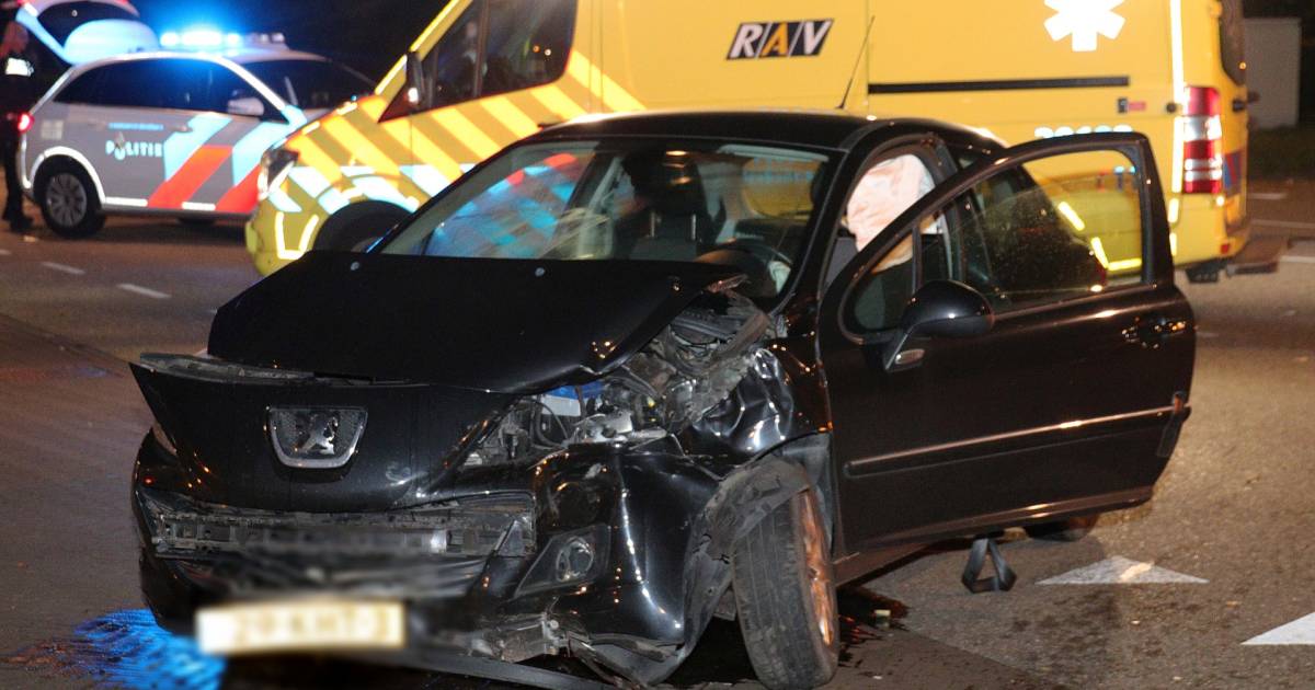 Twee gewonden bij botsing in Waalwijk.