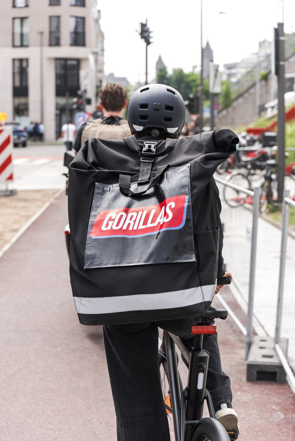 De tassen van bezorgdienst Gorillas zijn nu ook in het Arnhemse straatbeeld te zien.