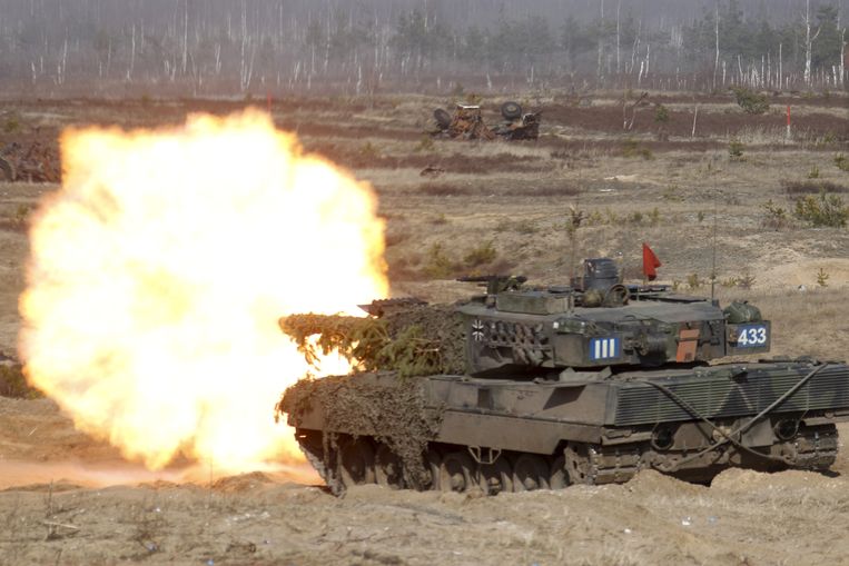 Een Duitse Leopard 2-tank tijdens een Navo-oefening. Bondskanselier Scholz heeft volgens Der Spiegel de knoop doorgehakt en gaat de tank leveren aan Oekraïne.  Beeld ANP / EPA