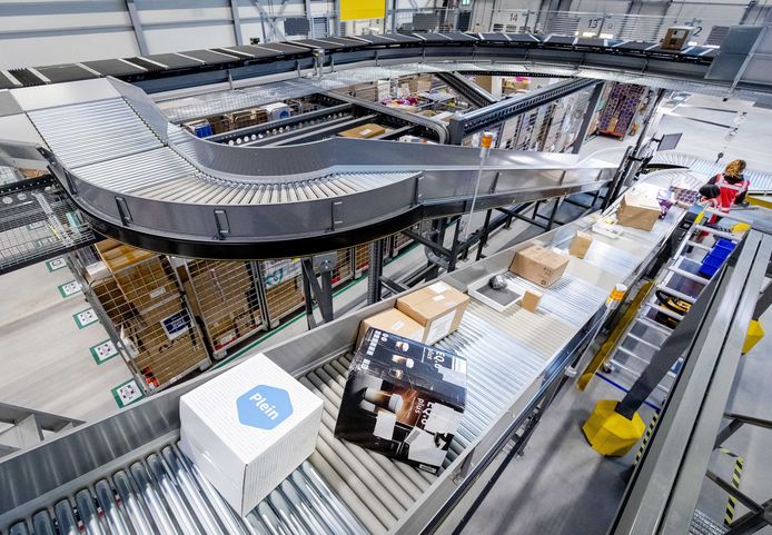 Het nieuwe pakketsorteercentrum van PostNL. Het centrum kan per uur 9500 pakketjes verwerken.