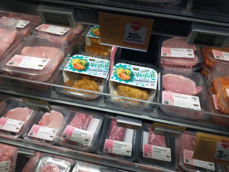 Lezers over vegaburgers tussen vlees in supermarkt: ‘Al leggen ze het erbovenop, pak ik nog gewoon vlees’